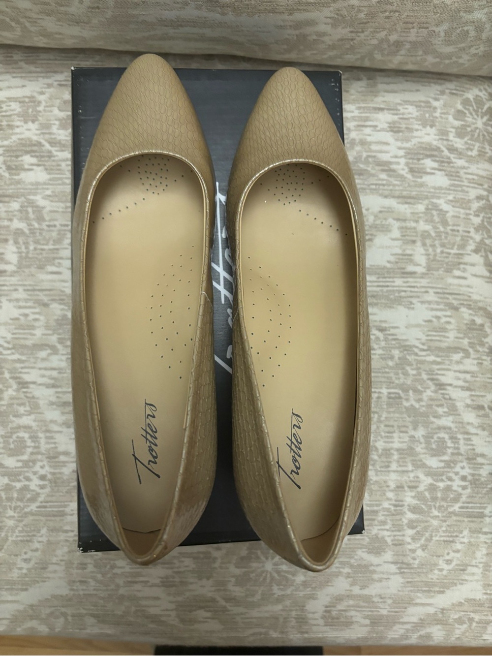 Trotters Tan Pointed-Toe block heeled Pump